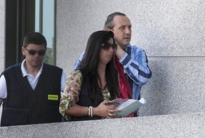 Dos agentes de aduanas entran en los juzgados con el empresario Jorge Dorribo (derecha de la imagen). / PEDRO AGRELO