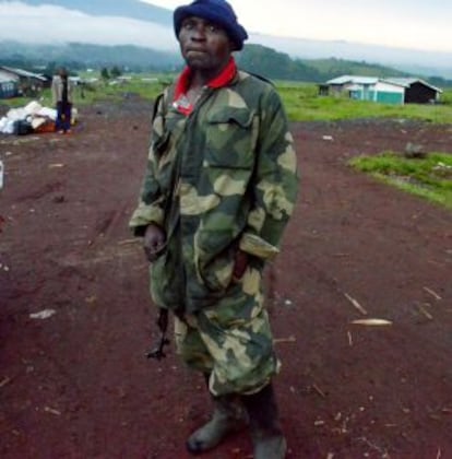 Un soldado congoleño junto a la frontera de Ruanda, zona de combates entre Ejército y la guerrilla de Ntaganda.