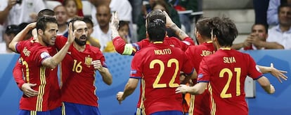 Los jugadores de España celebran el gol de Morata.