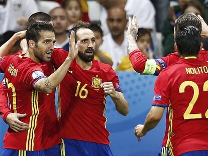 Los jugadores de España celebran el gol de Morata.