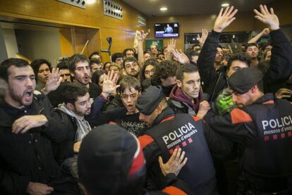 Manifestantes en el acto de los 40 años de la Constitución en el Liceu.