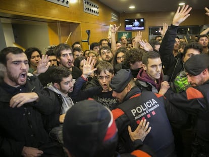 Manifestants en l'acte dels 40 anys de la Constitució al Liceu.