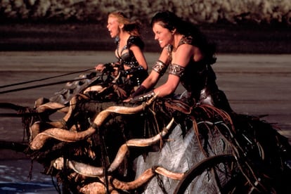 'Xena, la princesa guerrera' (1995-2001). La princesa guerrera se convirtió en la superheroína venerada por la comunidad gay gracias a la ambigua relación que vivió con Gabrielle, su compañera de aventuras en la antigua Grecia. Gracias a ella, la amazona guerrera se reencarnó en una versión noventera y aún perdura en el imaginario pop.