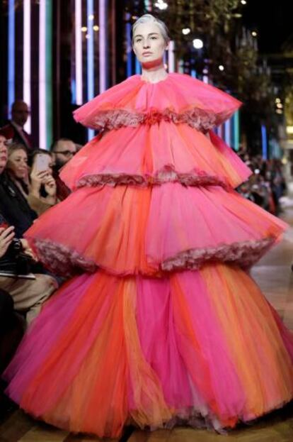 Una modelo presenta una creación de Schiaparelli en París, este lunes.