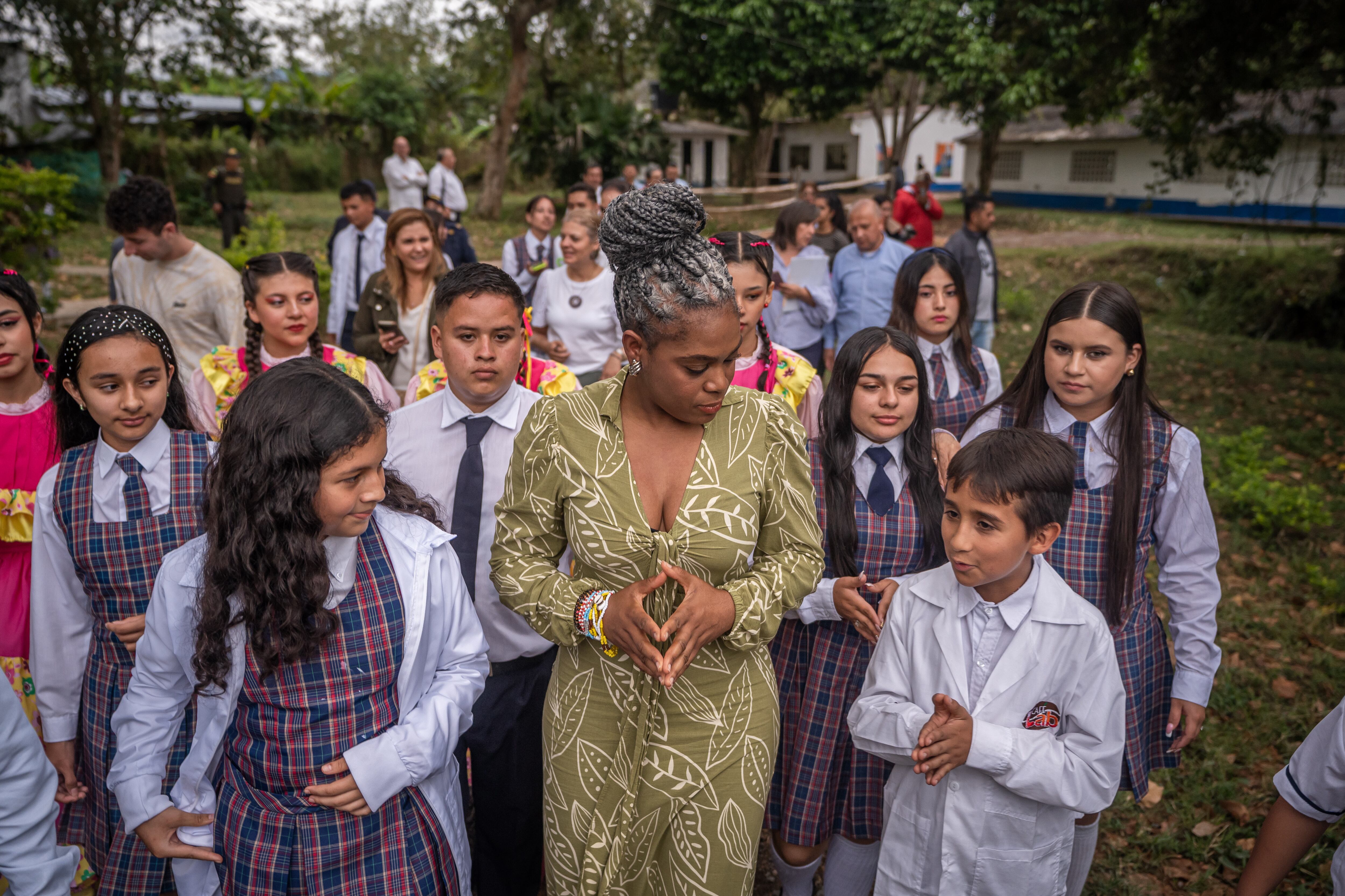 La ministra Aurora Vergara (centro) habla con alumnos de un colegio en Huila (Colombia), en noviembre de 2023.