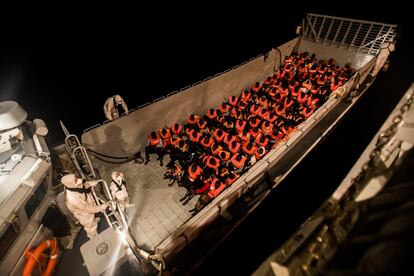 La embarcación que partió de Catania (Italia) vivió una intensa madrugada con varios rescates frente a las costas libias. Hasta 229 personas tuvieron que ser rescatadas de dos pateras en mitad de la noche. En la imagen, la lancha de la marina italiana llena de inmigrantes, el 9 de junio de 2018.