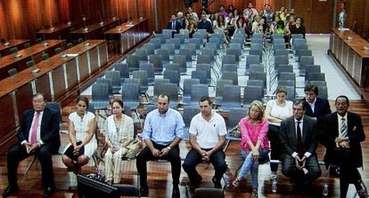 Isabel Pantoja, tercera por la izquierda, y Julián Muñoz, primero por la derecha, ayer en el banquillo de los acusados.