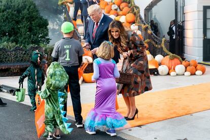 "¿Truco o trato?". Melania y Donald Trump saludan a un grupo de niños que acuden a la Casa Blanca a por los tradicionales caramelos de Halloween, una tradición que tiene lugar en la residencia desde hace más de seis décadas.