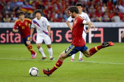 Xabi Alonso lanza el penalti que significó el segundo gol para España.