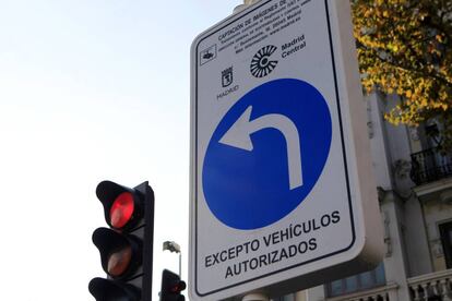 Uno de los carteles que restringen el paso a la zona de Madrid Central.