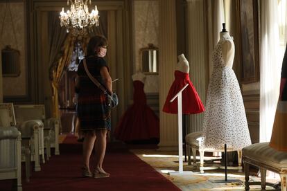 Una visitante de la muestra, el jueves en el Palacio de Fernán Núñez.
