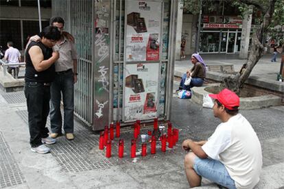 Velas de homenaje a la mujer que murió apuñalada el viernes en la plaza de Soledad Torres Acosta.