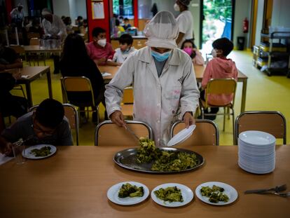 Servicio de comerdor en el CEIP Maia.  Monitores prestan el servicio de comedor a los niños escolares que utilizan el servicio de comidas en el colegio publico de Ames (A Coruña).