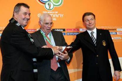 Luis Aragonés, con sus homólogos de Túnez, Roger Lemèrre (izquierda) y Ucrania, Oleg Blokhin.