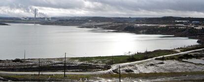 El inmenso lago artificial de As Pontes está ya a la mitad de su capacidad por el agua desviada del río Eume