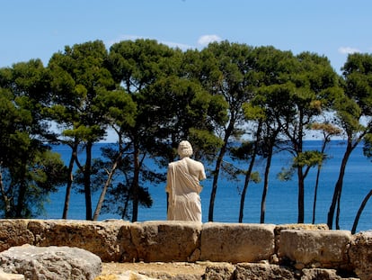 El primer volum, De la natura, de Lucreci, tenia estampada la silueta de l’Asclepi trobat a Empúries per Josep Puig i Cadafalch el 1909.