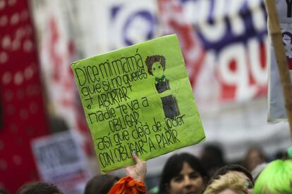 Detalle de una pancarta en la manifestación a favor del aborto en Buenos Aires (Argentina).