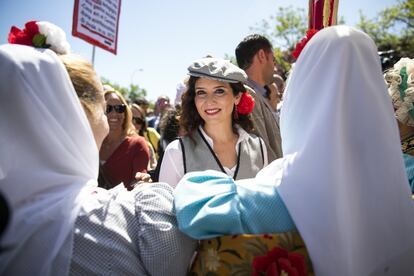 Isabel Díaz Ayuso, candidata del PP a la Comunidad de Madrid, durante su visita a la pradera de San Isidro.