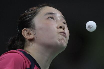 La surcoreana Jeon Jihee busca la pelota en el aire durante el partido contra la singapuresa Yu Mengyu en la clasificación femenina de tenis de mesa, en las instalaciones de Riocentro, en Río de Janeiro.