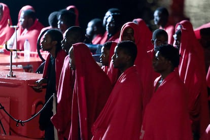 Un grupo de migrantes llega al puerto de Arrecife (Lanzarote) tras ser rescatados por Salvamento Marítimo, este domingo.