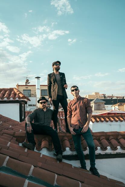 El grupo Sidecars en una foto de promoción. De izquierda a derecha Ruly (batería), Juancho (voz y guitarra) y Gerbass (bajo).