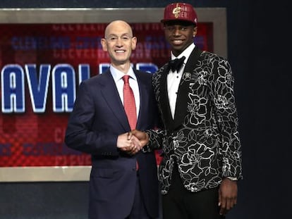 El comisionado de la NBA, Adam Silver posa con Wiggins, a la derecha.
