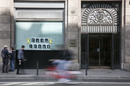 Al Departament de Polítiques Digitals, a Via Laietana, hi ha una foto de cadascun dels nou polítics presos a l'entrada de l'edifici, amb un llaç groc a cada costat. Els magistrats i catedràtics de la JEC van estar reunits sis hores dilluns per concloure que l'estelada i els llaços són "símbols partidistes utilitzats per formacions electorals concurrents a les eleccions".