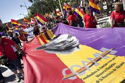 Participantes en la tercera edición del <i>Tren de la República,</i> ayer, por las calles de Orihuela.