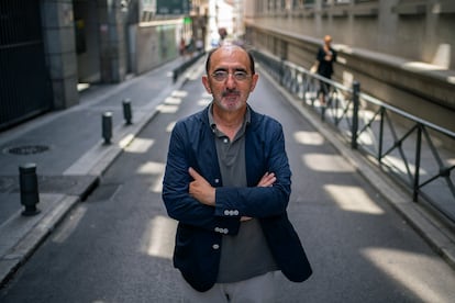 El filósofo Daniel Innerarity posa junto al Congreso de los Diputados en Madrid.