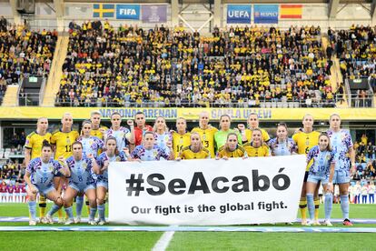 Las jugadoras de Espa?a y Suecia sostienen un cartel con el lema #SeAcab: our fight is the global fight en Gotemburgo el 22 de septiembre de 2023.