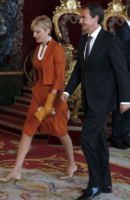 Sonsoles Espinosa acompañó a su marido, el presidente de Gobierno José Luis Rodríguez Zapatero, a la recepción que ofrecieron los Reyes. Ella apostó por un elegante traje color naranja con complementos en tonos ocres y béis