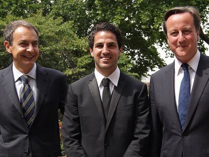 El presidente Rodríguez Zapatero, el futbolista Cesc Fàbregas y el primer ministro Cameron.