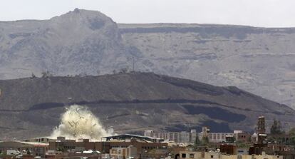 Una bomba lanzada por la coalici&oacute;n liderada por Arabia Saud&iacute; impacta en una basa militar de San&aacute; el pasado s&aacute;bado.