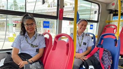 Karen Dayana Martín y Yury Rocío Alvarado Trujillo, mujeres conductoras comparten experiencias como pioneras en el sector transporte, en el patio taller de La Rolita.