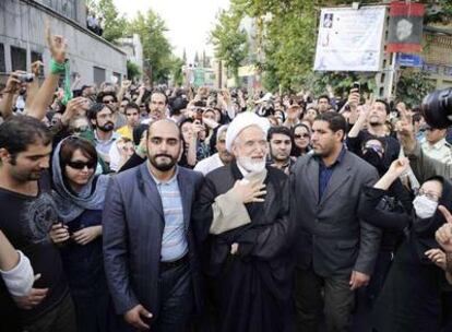El candidato derrotado Mehdi Karrubí (en el centro, con turbante blanco), acompañado de seguidores ayer en una protesta en Teherán.