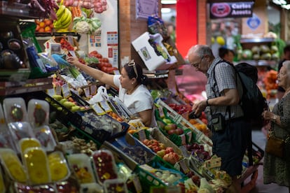 Puestos de alimentación en un mercado en Sevilla