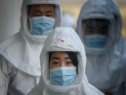 Trabajadores sanitarios en la localidad de Daegu, la más afectada de Corea del Sur por el coronavirus.