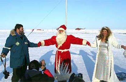 La miss rusa Natalia Lyeberman, un Papá Noel y el científico James Osse, en el Polo Norte el pasado domingo.