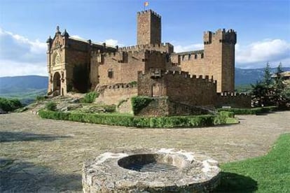 El castillo de Javier, en el pre-Pirineo navarro, surgió de una torre defensiva del siglo XI y ha pasado por diversas ampliaciones y restauraciones.