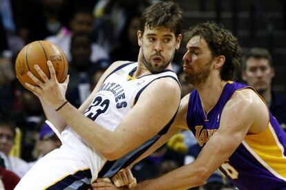 Marc y Pau Gasol en un encuentro entre Memphis y Lakers.