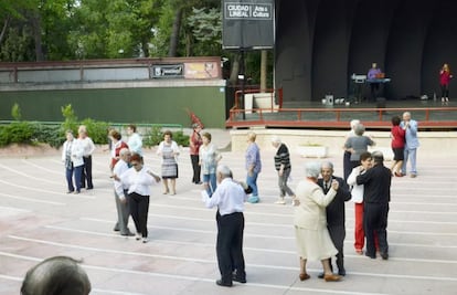 Asueto de Mercedes, 69 años, residente en el barrio de La Concepción, distrito de Ciudad Lineal. Auditorio del parque El Calero. Durante todo el mes de junio, algunos vecinos de Ciudad Lineal -sobre todo jubilados, pero hay personas de todas las edades- se reúnen a bailar cada miércoles entre las 5 y las 8 de la tarde en el auditorio del parque El Calero. El grupo musical Saoco se encarga hoy de levantar el ánimo a ritmo de pasodoble, pero también de salsa y danzón. Mercedes siempre acude en su silla de ruedas, con la ayuda de su hija. "Se está fenomenal. Estas cosas nos dan la vida a los viejos del barrio, no quedarse en casa viendo la televisión; y ¿sabes qué?: hay parejas que bailan de cine. Mira esos de ahí". Manuel Franco, profesor de la Universidad de Alcalá de Henares y líder del proyecto, recalca la importancia de integrar la actividad física en el entorno urbano y en actividades cotidianas para mejorar la salud. "Al final, deporte hace muy poca gente".