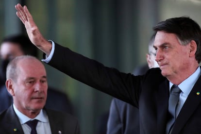 Bolsonaro com Fernando Azevedo ao fundo no dia 8 de maio de 2020.