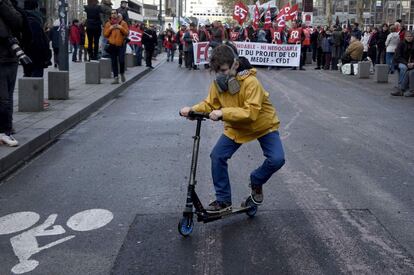 Un niño con una máscara de gas lacrimógeno juega con un patinete durante la manifestación contra la reforma de la legislación laboral del gobierno francés en Rennes, Francia.