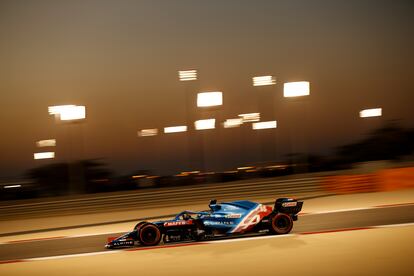 Fernando Alonso, con el monoplaza de Alpine en un entrenamiento en el circuito de Sakhir, en Bahréin, el pasado 14 de marzo.