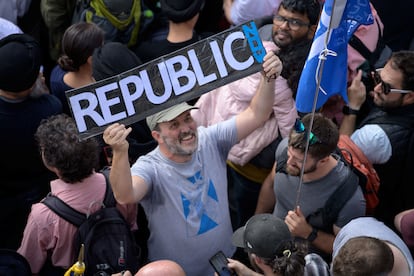 Un hombre con un cartel pidiendo república durante la aclamación de Carlos III en Mercat Cross, en Edimburgo.  