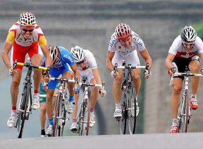 Samuel Sánchez, a la izquierda, acelera para ganar el oro olímpico por delante de Rebellin y Cancellara.