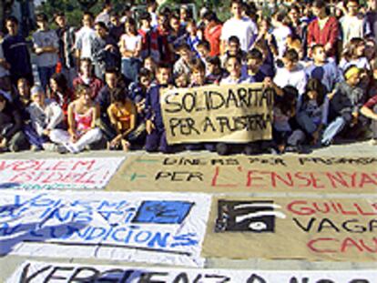 Alumnos del instituto Guillem Catà, ayer, en el patio de este centro de Manresa.