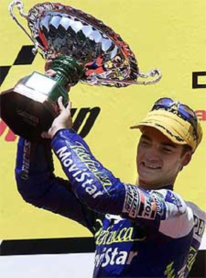 Dani Pedrosa, con su trofeo en el podio.