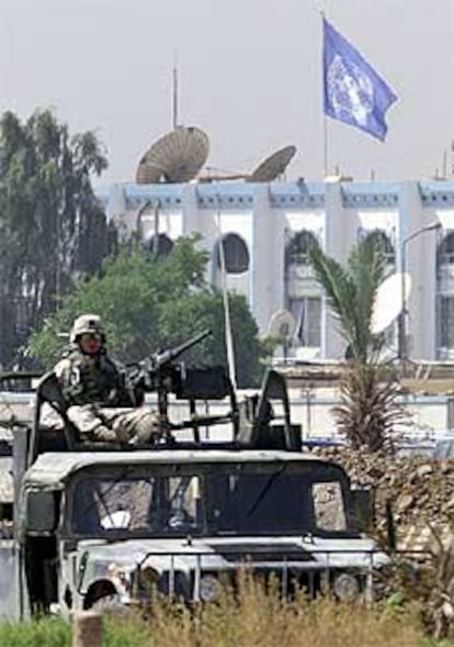 Soldados estadounidenses custodian el edificio de Naciones Unidas en Bagdad.