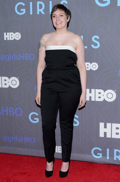 Lena Dunham escogió un elegante jumpsuit de Valentino para el estreno de la segunda temporada de Girls.
